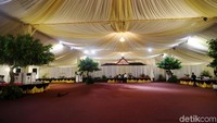 Saat ini berbagai persiapan untuk acara resepsi masih terus dilakukan.