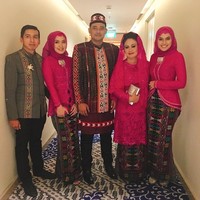 Warna cerah juga menjadi pilihan keluarga Bobby Nasution saat malam midodareni. Ini gaya Inge dan Poppy, juga dengan kebaya modern berwarna fuschia. Penampilan mereka makin meriah dipadukan dengan kain tenun yang juga berwarna-warni. Sementara hijab dikreasikan lebih feminin dengan aksen lace pada bagian ciputnya. Foto: Instagram