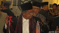 Menko Darmin tampak lihai menari tor tor.