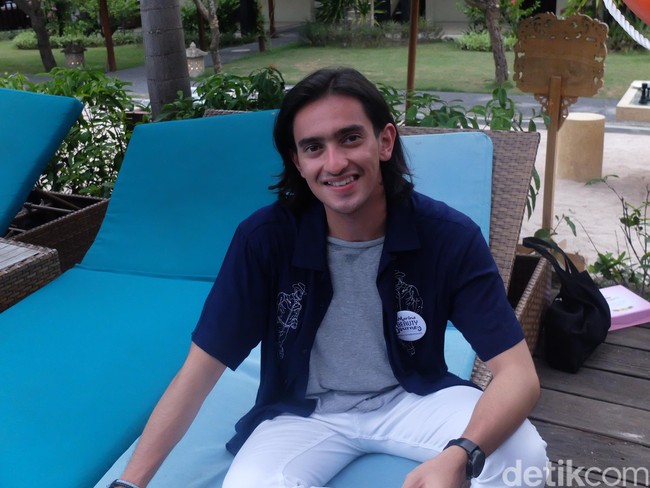 Dalam satu hari jadi gonta ganti lokasi gitu, tapi untung ada kordinasi yang baik, karena memang waktunya mepet dan saya juga harus selesai kuliah tahun ini dan harus selesai di bulan ini, jadi saya harus ngejar dan butuh bantuan untuk bisa dikurangi sedikit aktivitasnya, kata Omar pada acara Marina Beauty Journey di Vila Ombak Resort, Lombok. Foto: Anggi Mayasari / Wolipop