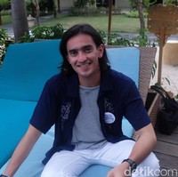 Dalam satu hari jadi gonta ganti lokasi gitu, tapi untung ada kordinasi yang baik, karena memang waktunya mepet dan saya juga harus selesai kuliah tahun ini dan harus selesai di bulan ini, jadi saya harus ngejar dan butuh bantuan untuk bisa dikurangi sedikit aktivitasnya, kata Omar pada acara Marina Beauty Journey di Vila Ombak Resort, Lombok. Foto: Anggi Mayasari / Wolipop