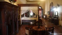 Rumah berlantai dua dengan model art deco tersebut memiliki 40 ruang.