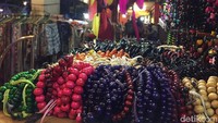 Beragam aksesoris seperti gelang dan kalung bisa dibeli dengan harga yang bersahabat di kantong (Kurnia/detikTravel)