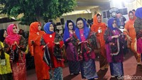 Para istri dari tuan rumah juga ikut melakukan manortor.