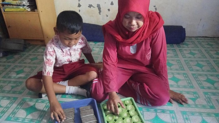 Digaji Rp 500 Ribu/Bulan, Guru Nurlina Nyambi Jualan Kue