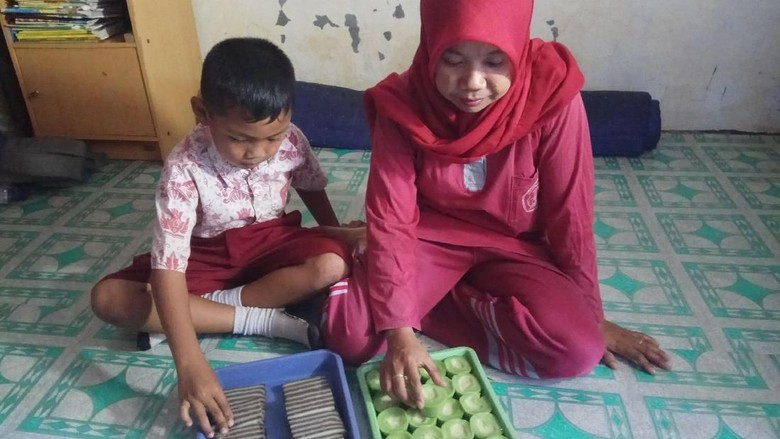 Digaji Rp 500 Ribu/Bulan, Guru Nurlina Nyambi Jualan Kue Digaji Rp 500 Ribu/Bulan, Guru Nurlina Nyambi Jualan Kue