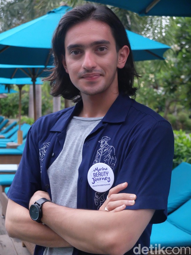 Pria berambut gondrong ini tak hanya tampan tapi juga berprestasi, sehingga wajar saja jika Omar cukup dikagumi oleh kaum hawa. Foto: Anggi Mayasari / Wolipop