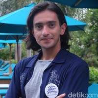 Pria berambut gondrong ini tak hanya tampan tapi juga berprestasi, sehingga wajar saja jika Omar cukup dikagumi oleh kaum hawa. Foto: Anggi Mayasari / Wolipop