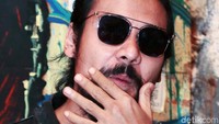 Ia pun tampak memanjangkan brewoknya tersebut. Pool/Ismail/detikFoto.