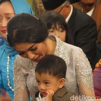 Sanggul kecil dengan sasakan yang tidak terlalu tinggi cukup membuat penampilannya tampak glamour.  Foto: Andhika Prasetia/detikcom