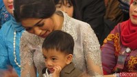 Selvi tampak berbincang dengan sang anak.