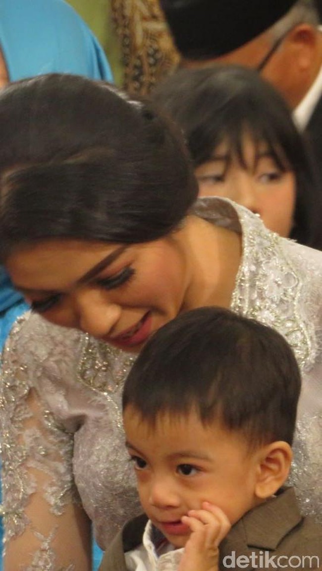 Sanggul kecil dengan sasakan yang tidak terlalu tinggi cukup membuat penampilannya tampak glamour.  Foto: Andhika Prasetia/detikcom