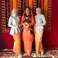 Kebaya oranye lagi-lagi menjadi andalan Kahiyang saat menghadiri prosesi manortor. Tampak Kahiyang begitu fresh dengan padanan songket palembang berwarna senada serta berselendangkan ulos Mandailing. Songket palembang kan cerah. Untuk nortor nanti kelihatannya cantik, kata Bu Mojo kepada Wolipop. Foto: Instagram