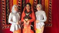 Kahiyang ketiga bergaya bersama kedua kakak iparnya, Inge Nasution (paling kanan) dan Poppy Dewanti Nasution (Foto: Instagram)