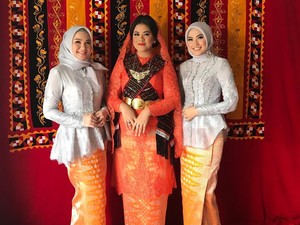 Foto: Gaya Hijab Simpel 2 Kakak Cantik Bobby di Pernikahan Kahiyang Ayu