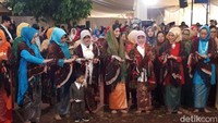 Saat Selvi menari, Jan Ethes putranya datang mendekat. Ethes pun eksis di depan para perempuan yang sedang manortor.
