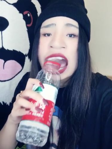 Kocak, Tutorial agar Lipstik Tidak Luntur Saat Makan yang Jadi Viral