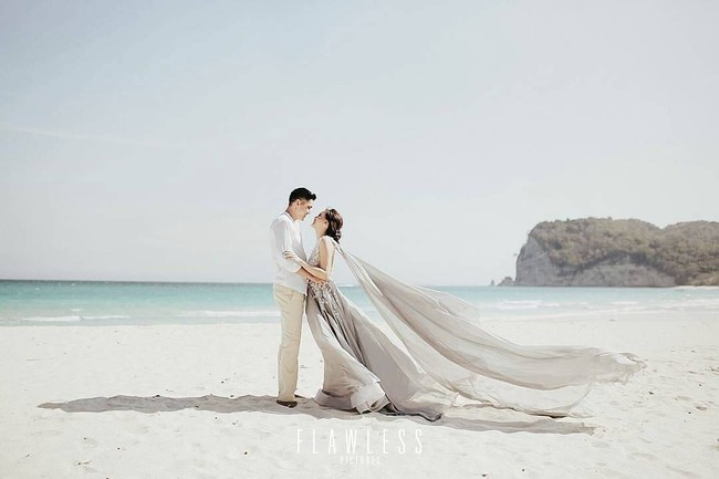 Saat berada di Sumba, Marcel Chandrawinata dan Deasy Priscilla sempat melakukan sesi foto prewedding romantis di pinggir pantai. Keduanya terlihat mesra dan intim dengan saling memeluk dan bertatapan. Foto: Dok. Instagram