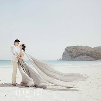 Saat berada di Sumba, Marcel Chandrawinata dan Deasy Priscilla sempat melakukan sesi foto prewedding romantis di pinggir pantai. Keduanya terlihat mesra dan intim dengan saling memeluk dan bertatapan. Foto: Dok. Instagram