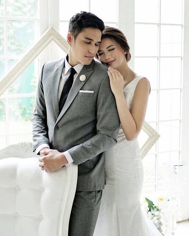 Foto prewedding Marcel Chandrawinata dan Deasy Priscilla kali ini memperlihatkan betapa keduanya saling mencintai. Deasy terlihat anggun memakai gaun putih panjang yang bersandar di belakang punggung Marcel. Ini bisa menjadi inspirasi foto prewedding romantis dan intim untuk Anda yang menyukainya. Foto: Dok. Instagram