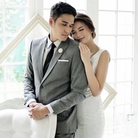 Foto prewedding Marcel Chandrawinata dan Deasy Priscilla kali ini memperlihatkan betapa keduanya saling mencintai. Deasy terlihat anggun memakai gaun putih panjang yang bersandar di belakang punggung Marcel. Ini bisa menjadi inspirasi foto prewedding romantis dan intim untuk Anda yang menyukainya. Foto: Dok. Instagram