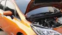 Walaupun masih menggunakan bensin 1.200 cc untuk mengecas baterai motor listrik, Nissan mengatakan mobil ini 100 persen mobil listrik.