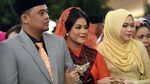 Foto: Senyum Bahagia Kahiyang-Bobby di Pesta Adat