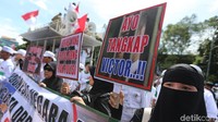 Mereka meminta massa untuk tak melindungi Viktor. Dia meminta NasDem untuk memecat Viktor dari anggota DPR dan juga pengurus NasDem.