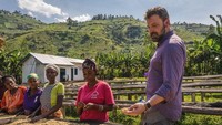 Pemeran Batman, Ben Affleck punya cara lain menikmati liburan. Diintip dalam akun Instagramnya, beberapa waktu lalu dia baru pulang dari Kongo. (benaffleck/Instagram)