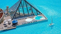 Kolam ini membentang di pesisir pantai, sehingga pemandangannya pun juga laut lepas. Saking luas dan kerennya, kolam ini dinobatkan sebagai kolam renang terbesar di dunia oleh Guinness World Record (San Alfonso Del Mar)