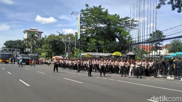 Aparat kepolisian mengamankan lokasi demo 