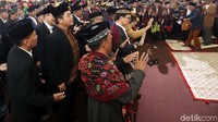Tortor mundur dilaksanakan hingga ke gerbang aula resepsi. Saat sampai, penjaga gerbang kemudian memukul gong.