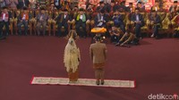 Kahiyang dan Bobby menghadap ke para tetua adat (Foto: Dok. CNN Indonesia TV)