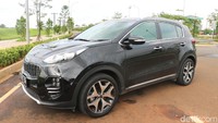 Dengan banderol harga Rp 386,5 juta OTR Jakarta, SUV Kia Sportage cukup bisa bersaing dengan para kompetitornya seperti Mazda CX-5 dan Honda CR-V yang mengusung mesin berkapasitas sama.