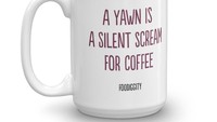 Tersirat pesan unik pada mug ini. Menguap adalah teriakan diam untuk kopi. Wah, kopi memang selalu dicari untuk membuat mata melek! Foto: Istimewa