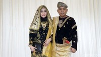 Marga Tampubolon menggunakan pakaian adat khas mereka.