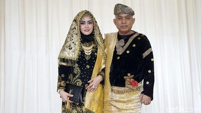 Berbagai Pakaian Adat Meriahkan Pesta Adat Kahiyang-Bobby