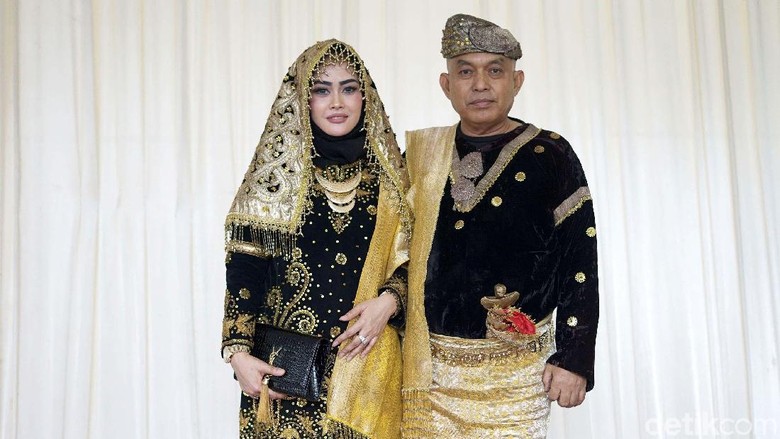 Berbagai Pakaian Adat Meriahkan Pesta Adat Kahiyang Bobby Berbagai Pakaian Adat Meriahkan Pesta Adat Kahiyang Bobby