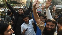 Bebasnya Saeed dirayakan oleh para pendukungnya di Lahore. Foto: AFP PHOTO/ARIF ALI