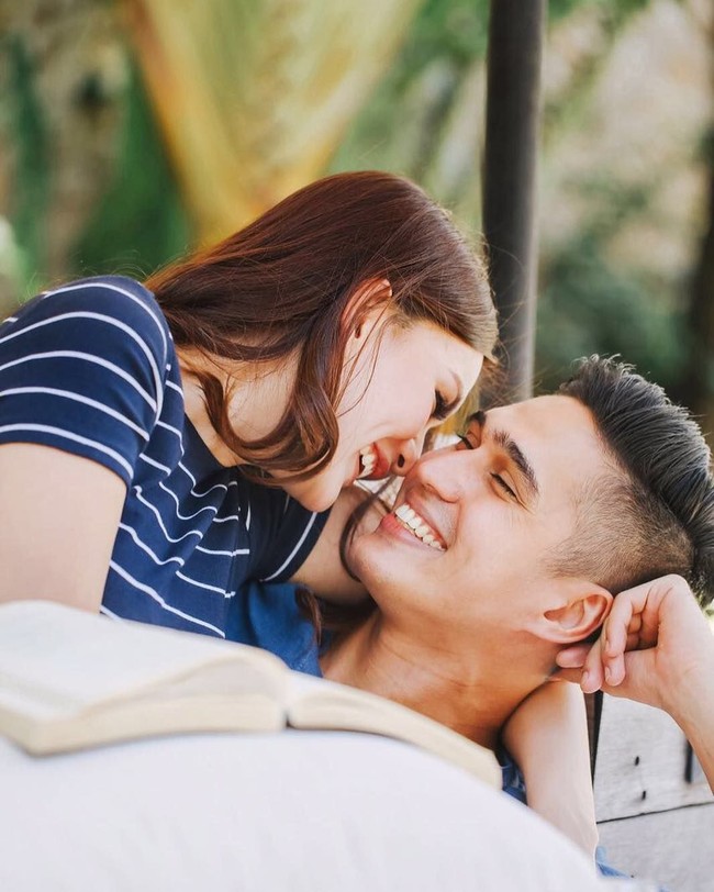 Di sesi foto prewedding lainnya, Marcel Chandrawinata dan Deasy Priscilla terlihat sangat mesra dengan kedua hidungnya bersentuhan sambil tertawa bahagia. Mereka tampak menikmati waktu kebersamaan. Foto: Dok. Instagram