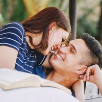 Di sesi foto prewedding lainnya, Marcel Chandrawinata dan Deasy Priscilla terlihat sangat mesra dengan kedua hidungnya bersentuhan sambil tertawa bahagia. Mereka tampak menikmati waktu kebersamaan. Foto: Dok. Instagram