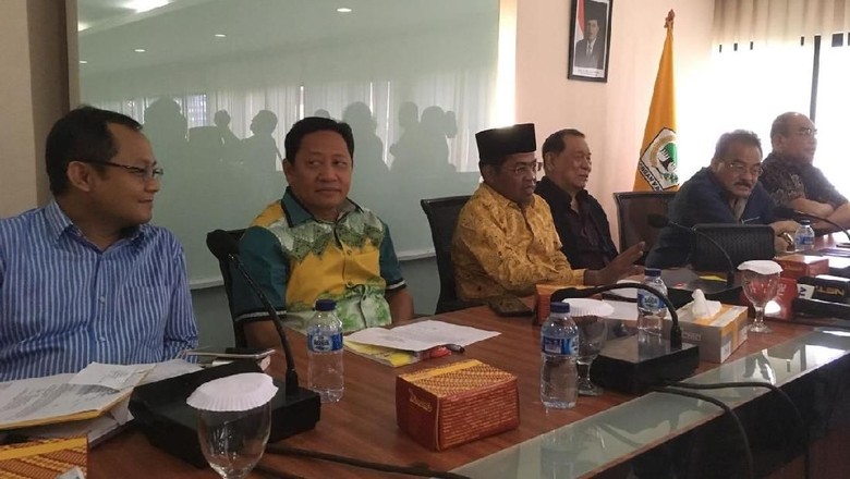 Dari Kantor DPP, Idrus Berangkat Temui Ical ke Bakrie Tower Dari Kantor DPP, Idrus Berangkat Temui Ical ke Bakrie Tower