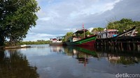 Merasakan ombak Selat Sunda menjadi tantangan tersendiri, apalagi dengan cuaca musim penghujan sekarang ini. Tapi tak usah khawatir, kapten kapal sudah biasa bolak-balik Anyer-Pulau Sangiang dan menjadi makanannya sehari-hari (Muhammad Iqbal/detikTravel) 