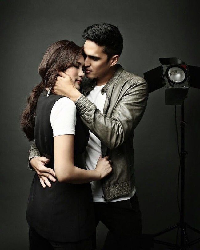 Dalam foto prewedding romantis Marcel Chandrawinata dan Deasy Priscilla lainnya juga terdapat salah satu gambar yang diambil di sebuah ruangan. Marcel terlihat begitu posesif ketika memeluk Deasy dengan erat. Foto: Dok. Instagram