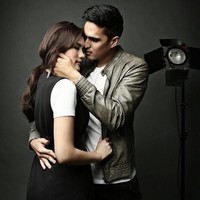 Dalam foto prewedding romantis Marcel Chandrawinata dan Deasy Priscilla lainnya juga terdapat salah satu gambar yang diambil di sebuah ruangan. Marcel terlihat begitu posesif ketika memeluk Deasy dengan erat. Foto: Dok. Instagram