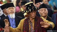 Keluarga Nasution menari tortor untuk menyambut keluarga Siregar.