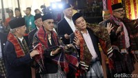 Prosesi menari tortor atau manortor berlangsung di aula resepsi pernikahan Kahiyang dan Bobby di Bukit Hijau Regency Taman Setiabudi (BHR Tasbi), Medan, Sumut.