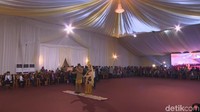Keduanya menari tortor sambil disaksikan Raja Panusunan dan para tamu (Foto: Dok. CNN Indonesia TV)