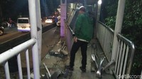 Pagar depan Halte TransJ Pancoran Barat hancur. (Foto: Jabbar-detikcom)