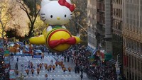 Si kucing imut Hello Kitty juga ada lho. Setiap tahunnya, acara ini sangat ramai dilihat banyak orang yang berada di New York, juga menjadi incaran turis yang sedang ke sana (Reuters)